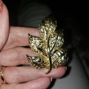 Gorgeous Gold Tone Leaf Brooch Pin Unsigned
